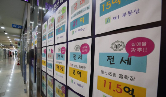 가을 이사철을 맞아 학군 수요가 많은 강남3구를 중심으로 전셋값 상승폭이 확대되고 있다. 사진은 서울 시내 한 아파트 상가 부동산 중개업소에 매매와 전세 가격표가 붙어 있는 모습. <연합뉴스>